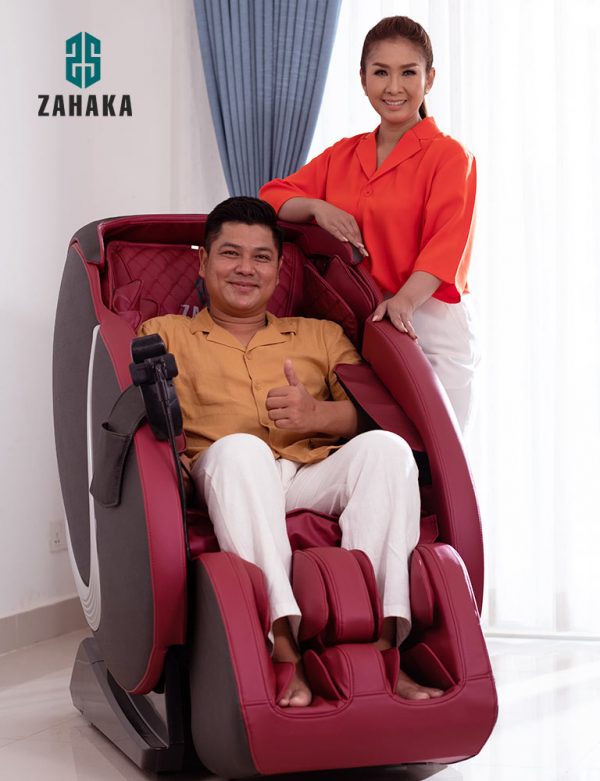 Actor Chea Vibol And MC Kong Socheat Choose massage chair 4D Galaxy Black
