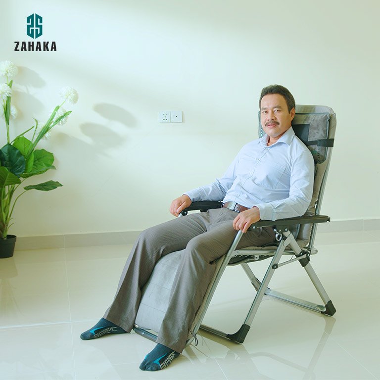 actor Rothnak Den uses folding massage premium japan chair