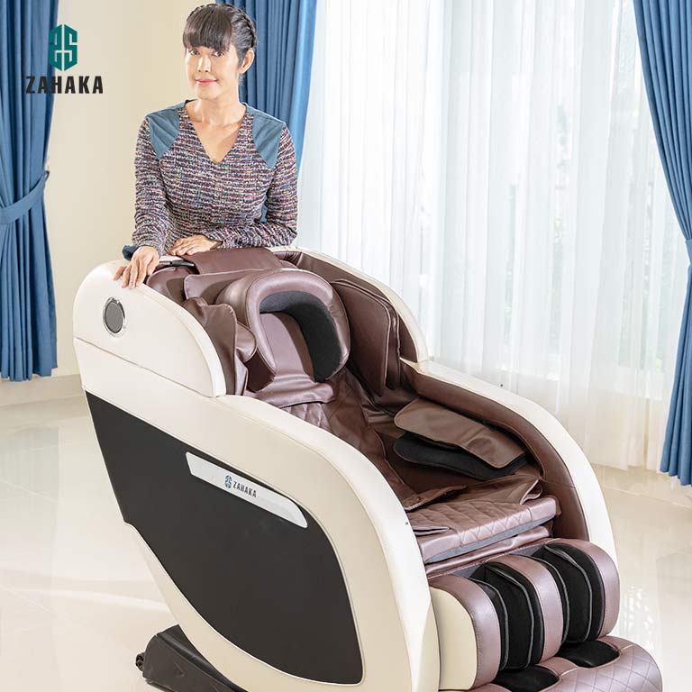 Actress Sveng Socheata chooses Zahaka Massage Chair 3D Sun Cream version