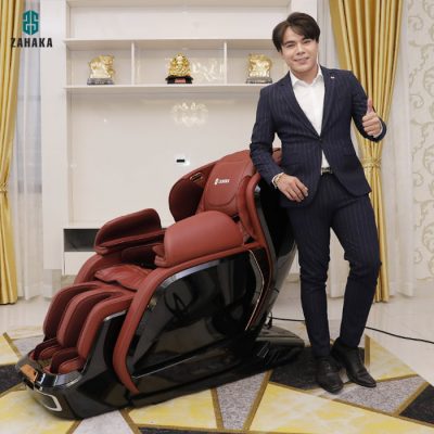 Singer Chhorn Sovannareach chooses a black H3 King chair