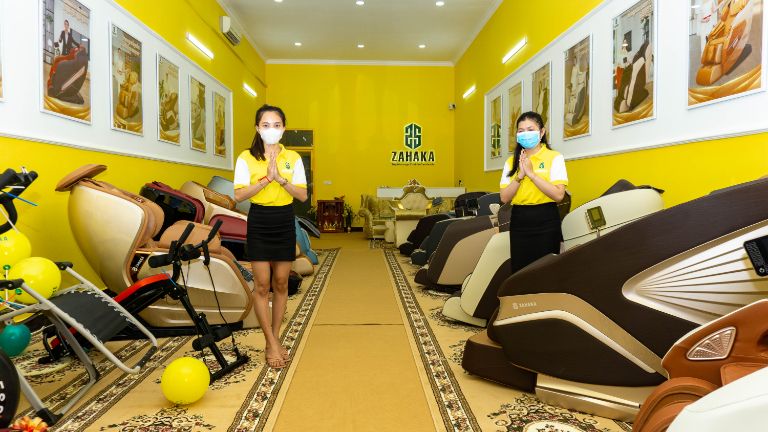 កាដូសន្ធឹកសន្ធាប់ ក្នុង​ថ្ងៃ​បើកសម្ពោធ showroom Massage Chair Chamkadong